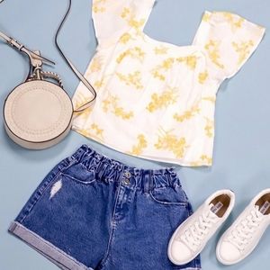 Gorgeous embroidered flower top 🌼